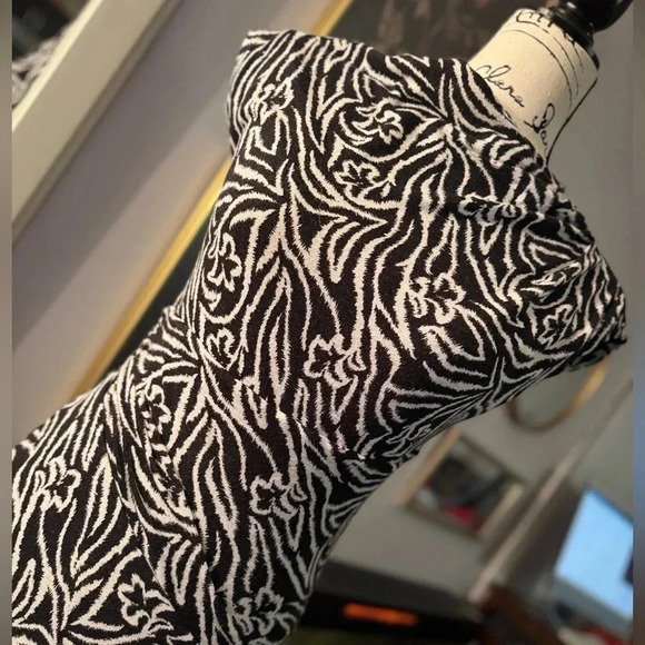 Stunning silhouette, high neck, front slit with built in slip - Picture 3 of 7